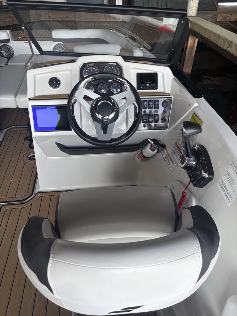 Starcraft SVX 230 IO Mercruiser 6.2L 300Hp