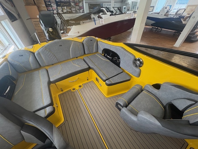 23 OCX Stingray 2025 Suzuki 300HP