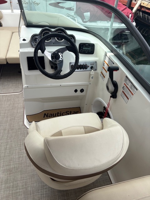 NauticStar 223DC